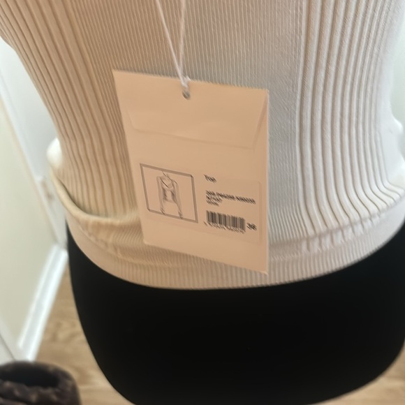 1️⃣0️⃣0️⃣0️⃣ Worn Authentic Chanel strap cropped top. - Picture 5 of 7